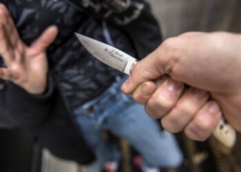 Il ragazzo per bene che ammazza il fratellino, la mamma e il padre…adorabili