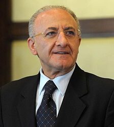 La paranza napoletana, De Luca giudica Sangiuliano. E lo condanna…