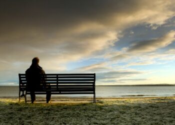 Morire di solitudine, le cause e gli effetti del mondo sottosopra