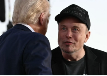 Se Mussolini e Giorgia Meloni avessero risposto a Elon Musk dopo la sua esternazione sui giudici da cacciare. Ecco le due “note”