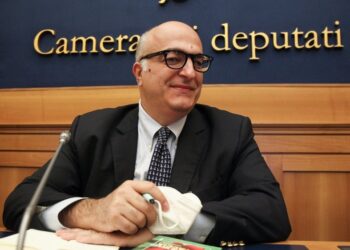 La stranezza: Mario Sechi, direttore di Libero e conversatore, incendiario e garbato, Jekill e Mr Hyde in TV e non solo