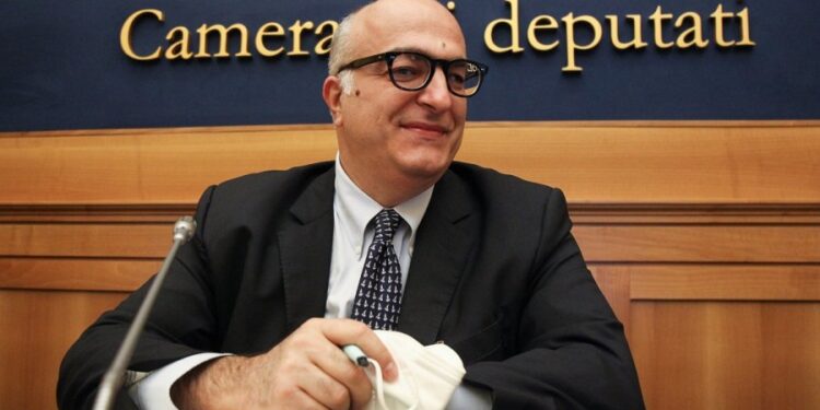 La stranezza: Mario Sechi, direttore di Libero e conversatore, incendiario e garbato, Jekill e Mr Hyde in TV e non solo