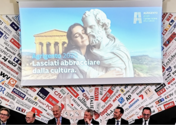 Il Ministro della Cultura Giuli tradito dal ghost writer, gaffe ad Agrigento sull’origine di Akragas