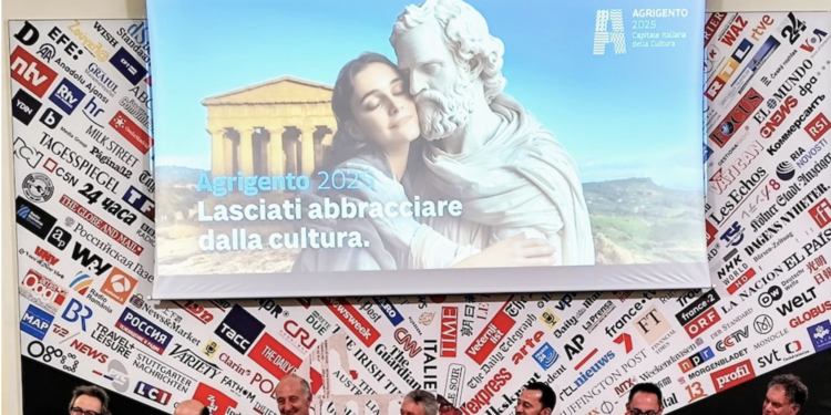 Il Ministro della Cultura Giuli tradito dal ghost writer, gaffe ad Agrigento sull’origine di Akragas