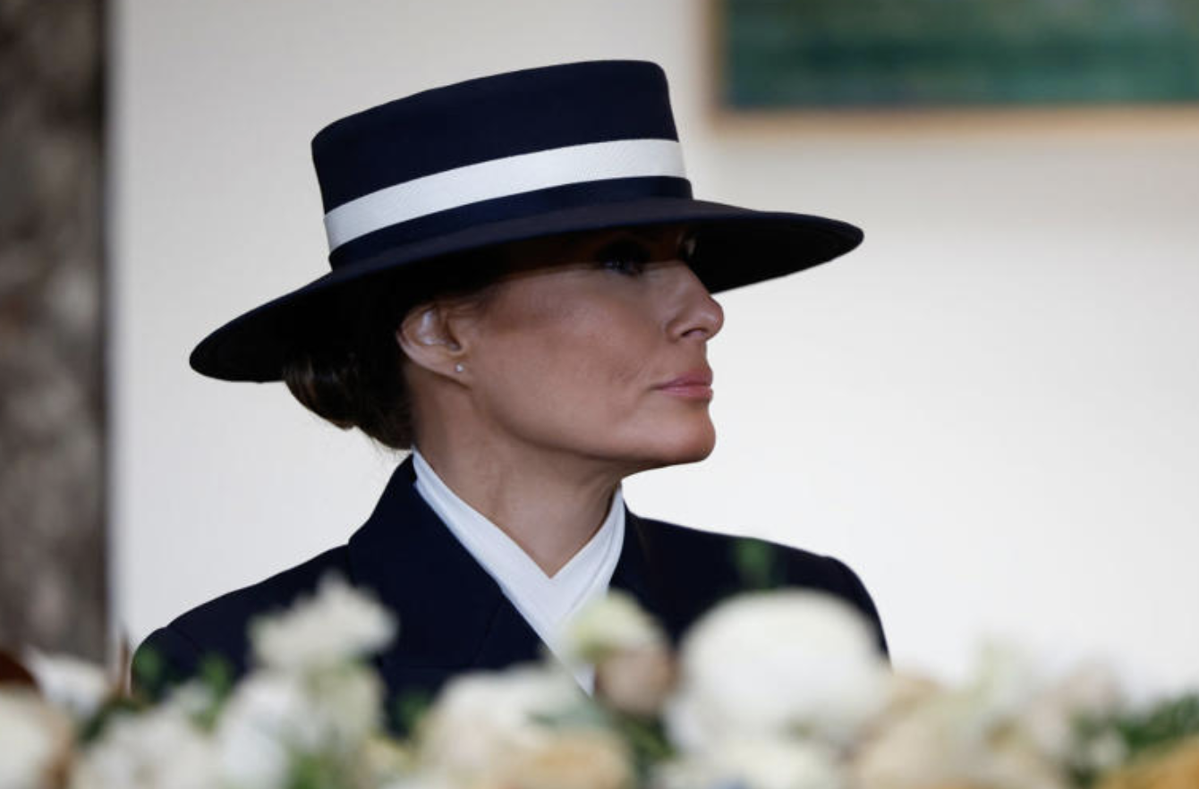 Melania, la moglie finta del Comandante in capo, subisce il bacio più falso della storia in diretta TV