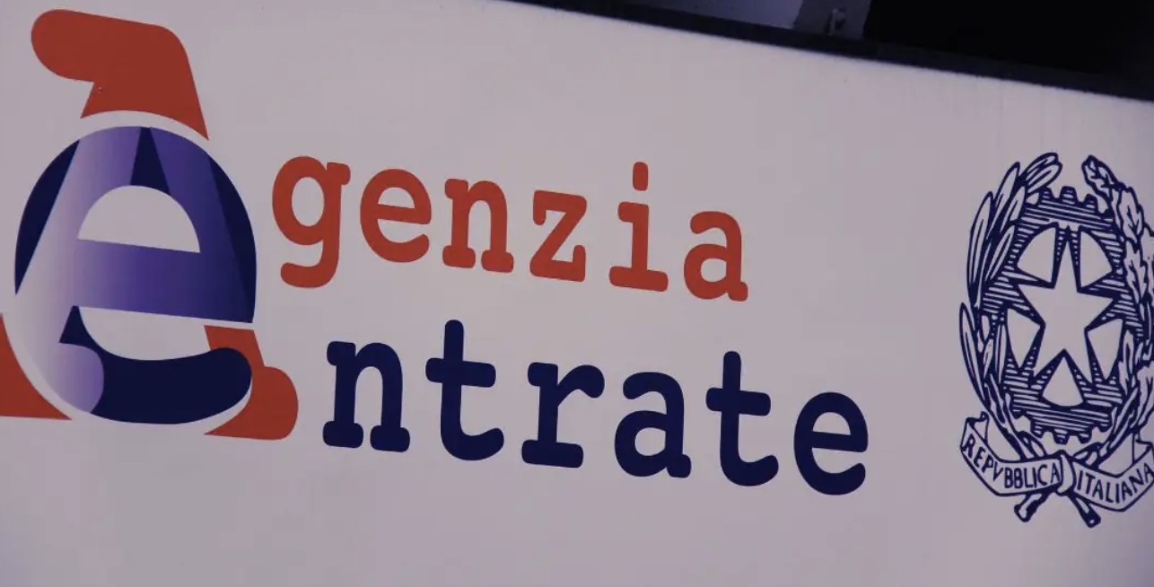L’Agenzia delle Entrate supplisce all’inerzia dell’Italia, bordata contro i colossi americani. Un avvertimento sfuggito al controllo del governo?