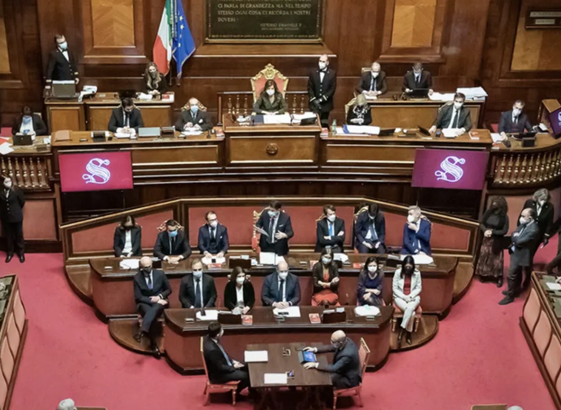 21 mila leggi vigenti, un articolo della legge di bilancio ‘25 con 869 commi. La follia che costa cara all’Italia