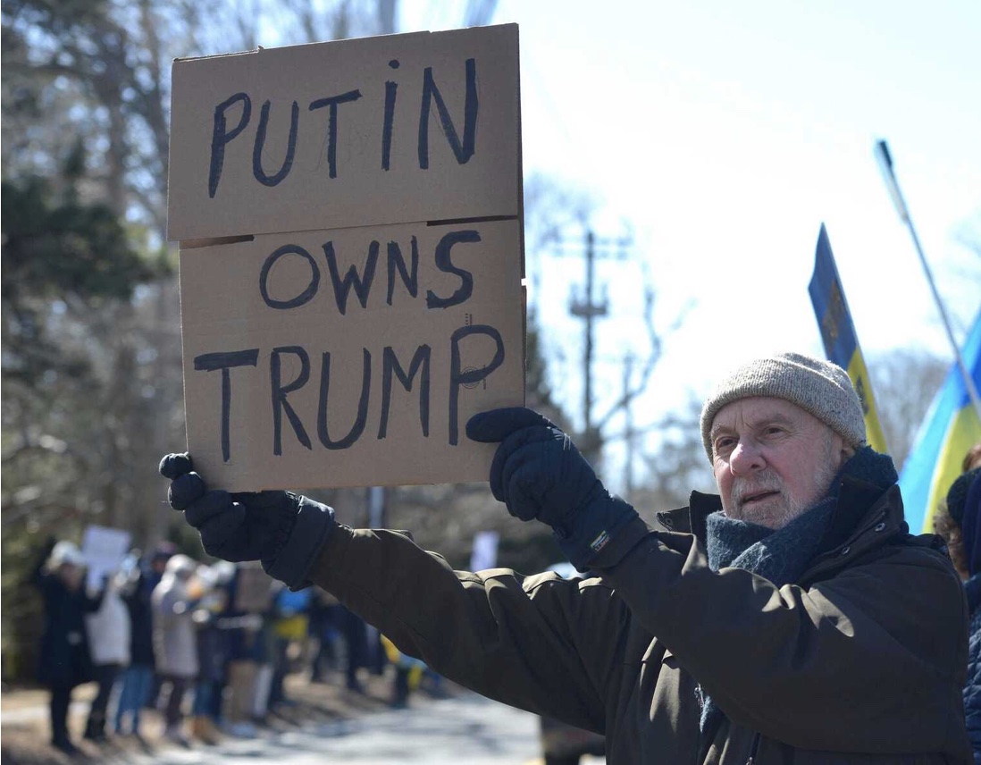 Matteo, Donald e l’orologio della storia. Lo scemo del villaggio globale ed il suo doppio (a casa nostra)