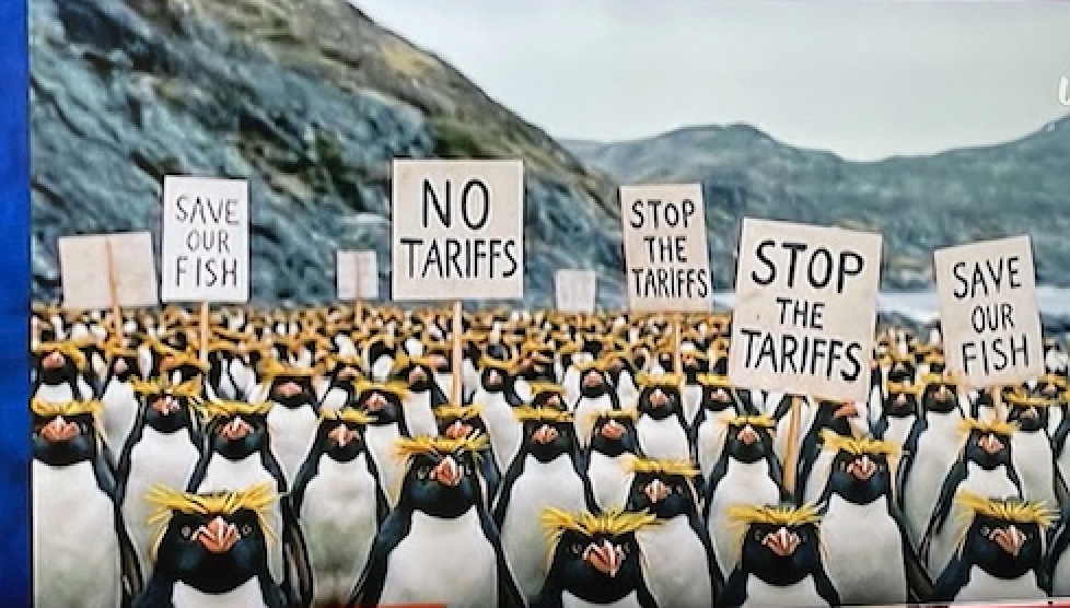 Dazi, pinguini, Meloni e Salvini: il virus dell’amico americano arriva in Italia