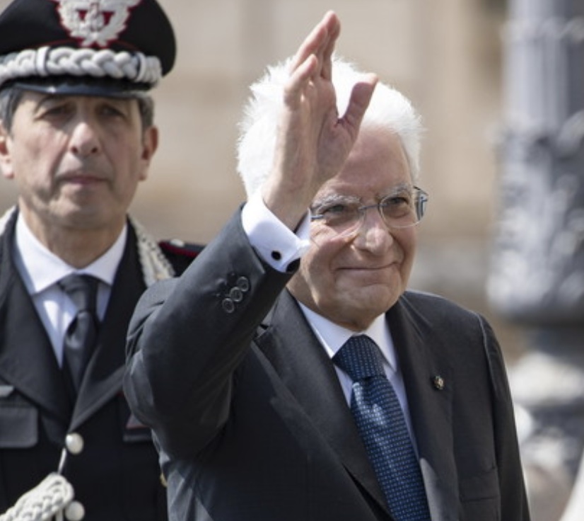 “Il bacio dei glutei di Trump è un apostrofo rosa tra le parole t’odio…”