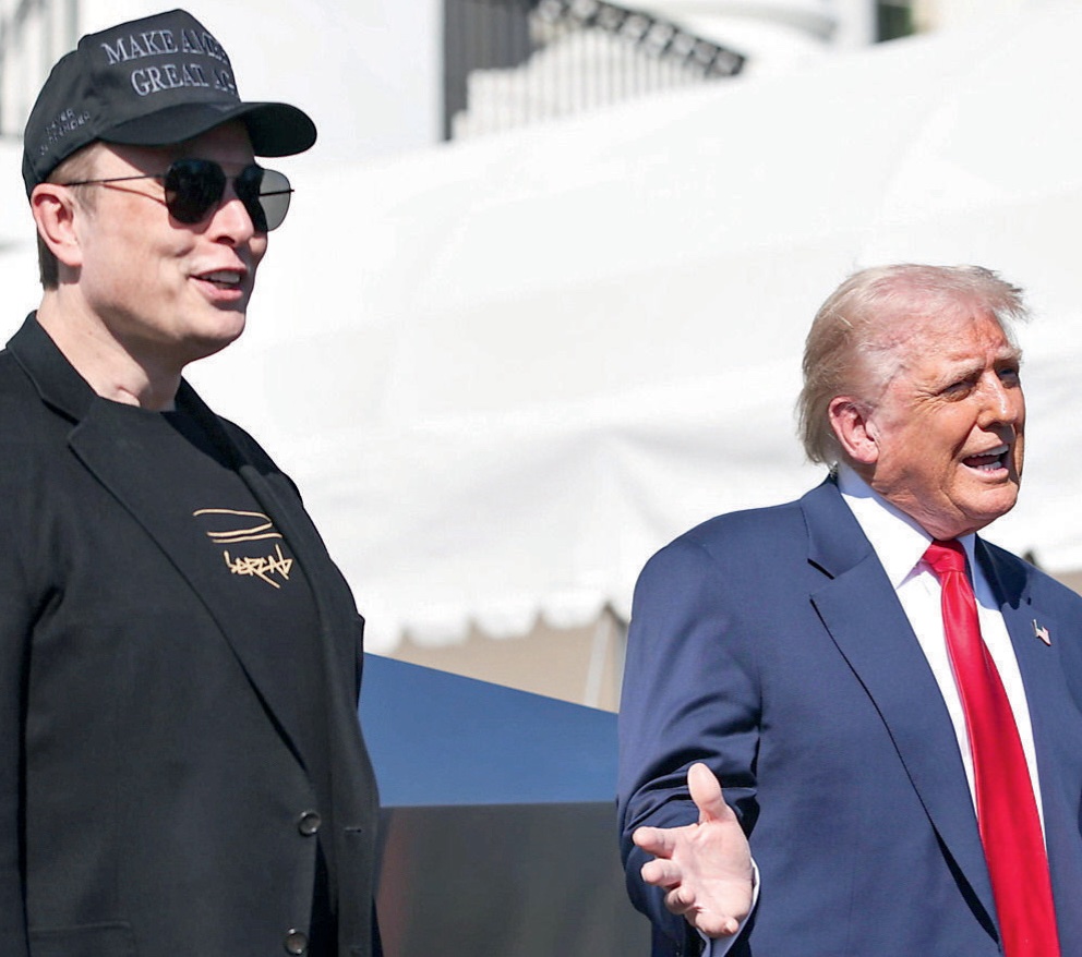 “Il bacio dei glutei di Trump è un apostrofo rosa tra le parole t’odio…”