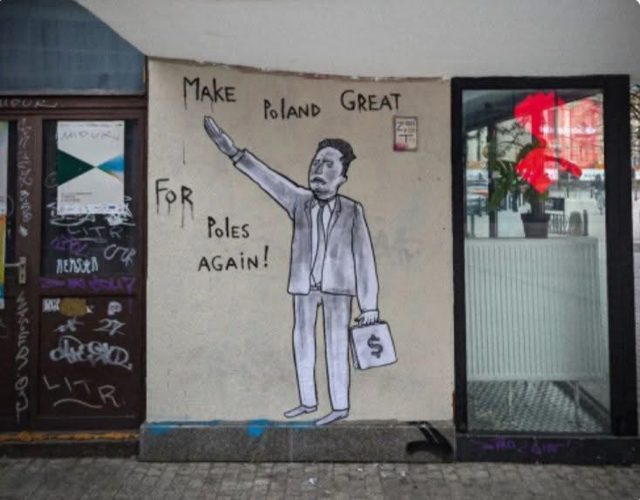 “Il bacio dei glutei di Trump è un apostrofo rosa tra le parole t’odio…”