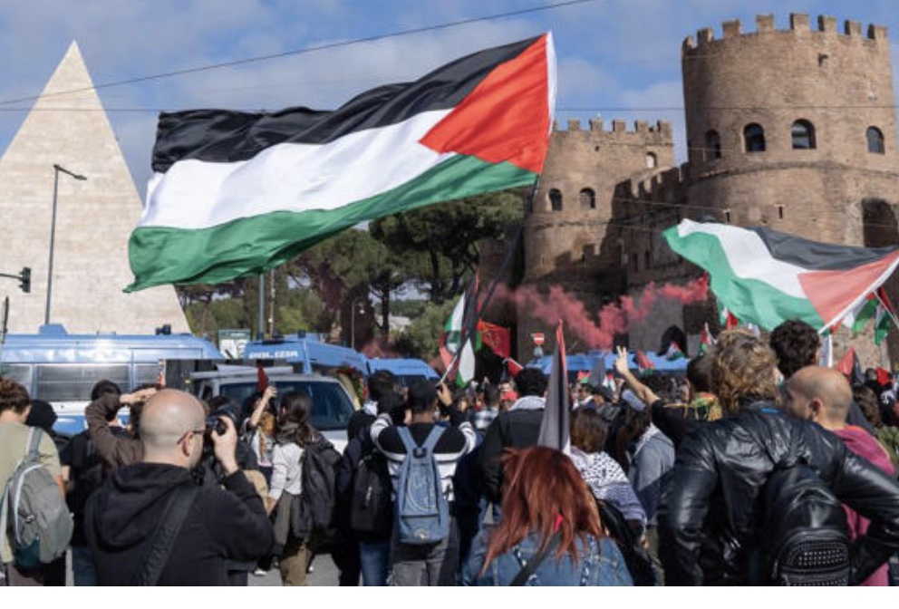 Nei cortei del 25 aprile solo Pro Pal, il massacro ucraino non emoziona. Chi sono i filorussi d’Italia?