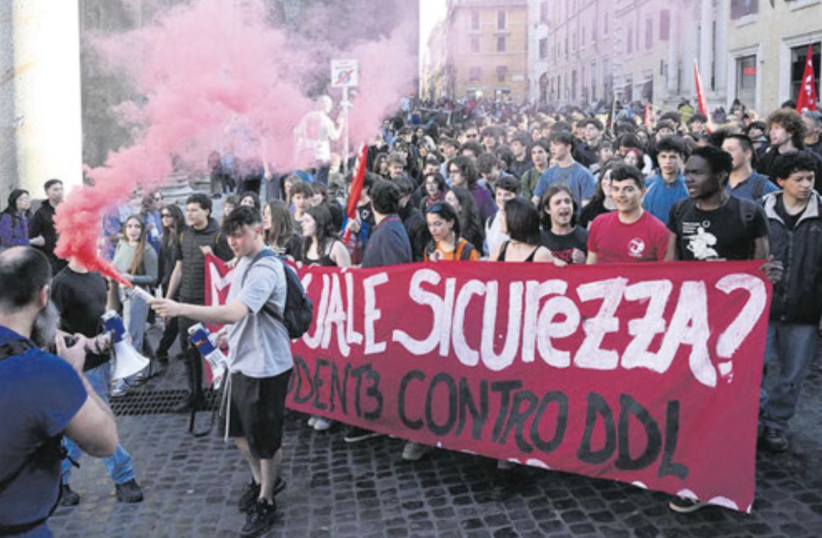 “Il bacio dei glutei di Trump è un apostrofo rosa tra le parole t’odio…”