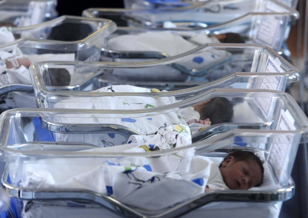 La fabbrica dei figli, catena di montaggio e eugenetica. Nascono campioni e schiavi, consegna del silenzio