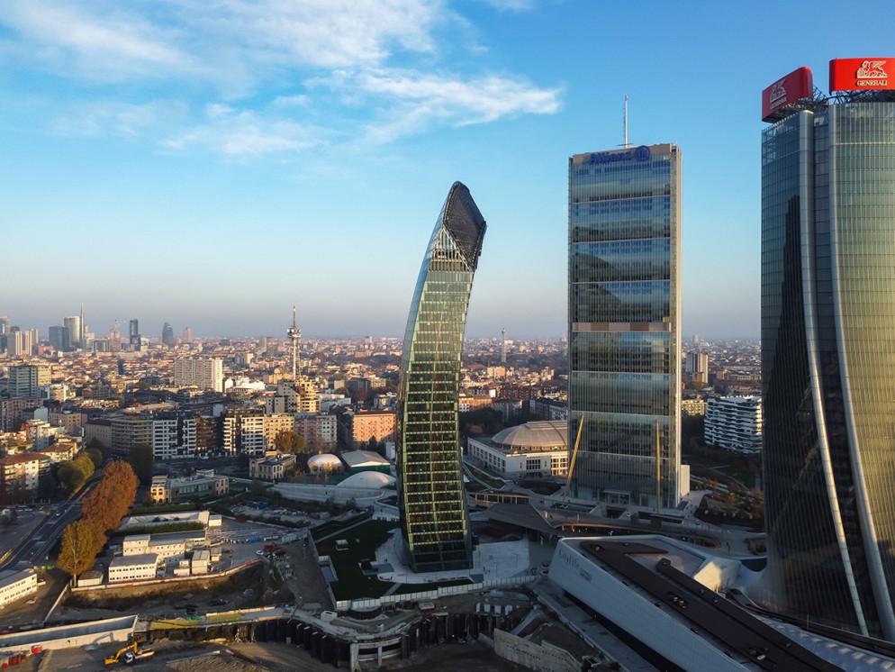 Delenda Milano, la stranezza. Le toghe perdono il monopolio della narrazione morale: né indignazione popolare né assedio mediatico