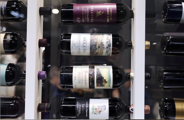 Dazi su vino e olio: l’Italia sulla forca, e il governo mette in scena il Leoncavallo