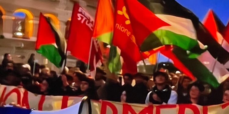 Le piazze d’Italia sfidano a mani nude il Potere. La storia è stata preceduta dai sogni di pochi, diventati poi sogni di tanti