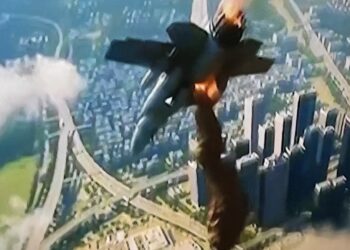 Video della Casa Bianca, Trump pilota getta letame sui cortei di americani che protestano