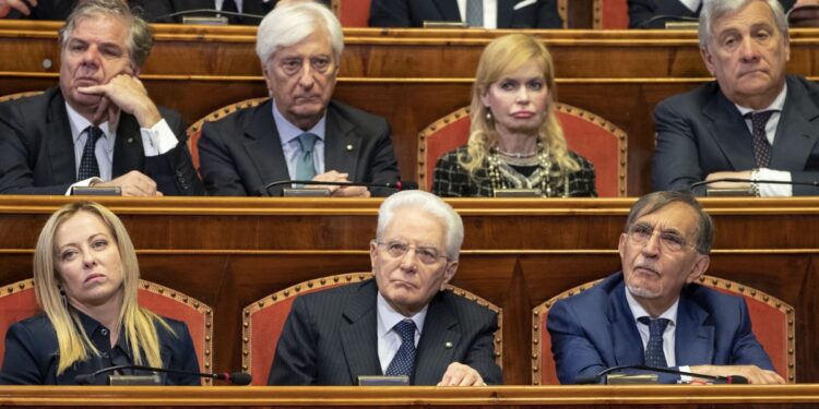 I vinti al potere: La Russa double face, Meloni militante. Eredi del Ventennio, a loro insaputa. L’attesa che arrivino i “nostri”
