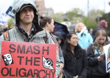 Crolla la Torre, e Putin muove la Regina. La partita si fa molesta, c’è chi fa il doppio gioco. Il Vice capo del governo, Salvini, per esempio…