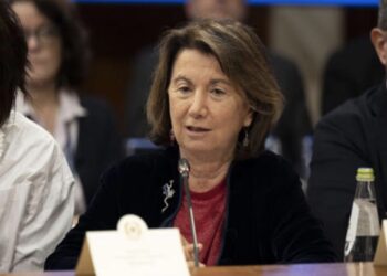 L’enigma irrisolto di Eugenia Roccella, Ministra della famiglia. Bene fidarsi della scuola ma… meglio non fidarsi