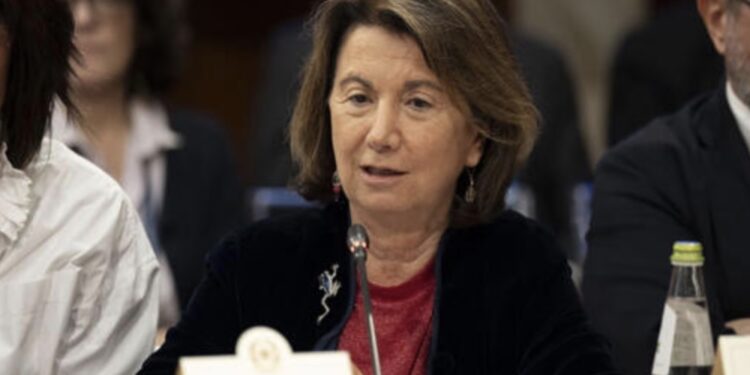 L’enigma irrisolto di Eugenia Roccella, Ministra della famiglia. Bene fidarsi della scuola ma… meglio non fidarsi