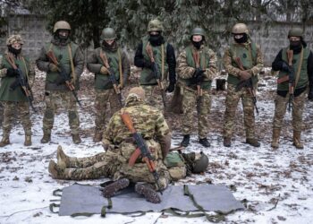 Lo scambio di amorosi sensi fra Donald e Vladimir, mentre si muore in Ucraina e Gaza. Pace finta e affari veri