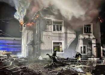 Lo scambio di amorosi sensi fra Donald e Vladimir, mentre si muore in Ucraina e Gaza. Pace finta e affari veri