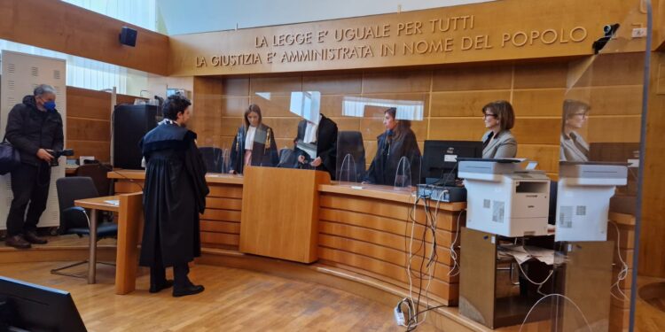 lI duello surreale fra poteri dello Stato, spia di volontà predatoria. E la preda è la giustizia