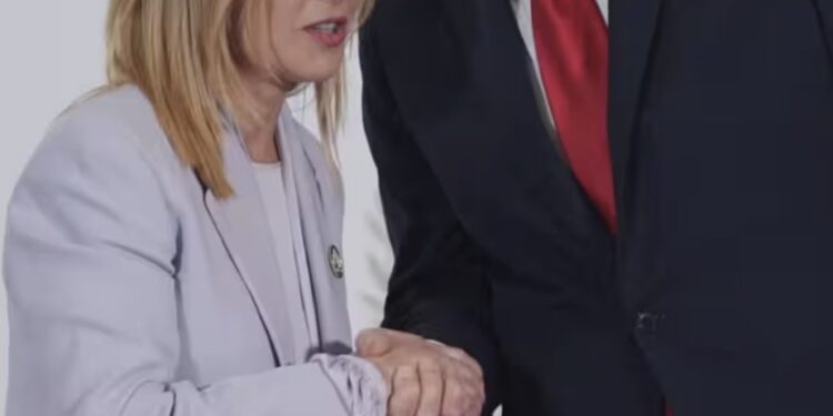 Trump con Machado, Zelensky e Meloni: tre immagini, lo spirito del tempo. Va in scena piaggeria, insulto, dominio