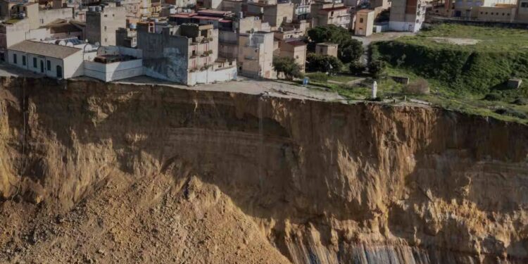 Niscemi, la terra che naviga, icona dell’irresponsabilità sistemica: locale, regionale, nazionale