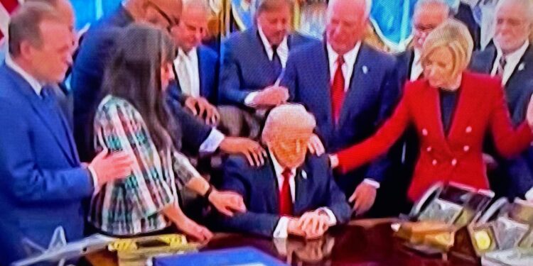 “Dio scenda in campo per Trump”. L’agghiacciante preghiera nello Studio Ovale fa il giro del mondo. Guerra fra ayatollah