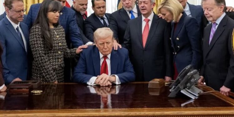 L’annuncio. Da martedì la preghiera mattutina alla Casa Bianca sarà officiata da Donald Trump, che si fa pastore