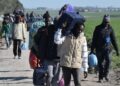 Il rogo degli schiavi. I guardiani della frontiera di terra sono i guardiani della frontiera di mare. Chi sfrutta i migranti nei campi è protetto da chi li maledice nei comizi.