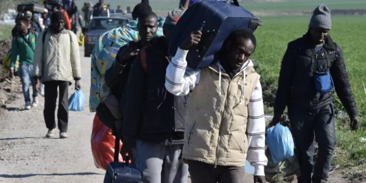 Il rogo degli schiavi. I guardiani della frontiera di terra sono i guardiani della frontiera di mare. Chi sfrutta i migranti nei campi è protetto da chi li maledice nei comizi.