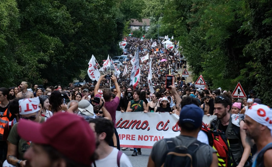 L’attacco allo Stato: da dove viene e chi lo usa. Il complottismo di lotta e di governo