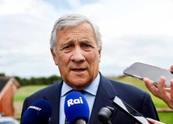 Aiuto, i russi interferiscono. Tajani scopre la carta vetrata, la grandine arriva alla vigna. Da Mosca e Washington, non piove dal cielo