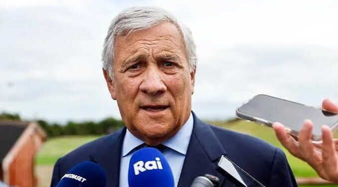 Aiuto, i russi interferiscono. Tajani scopre la carta vetrata, la grandine arriva alla vigna. Da Mosca e Washington, non piove dal cielo