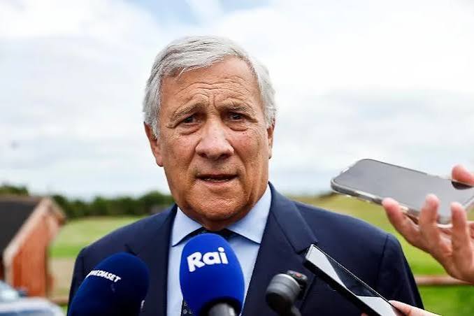 Aiuto, i russi interferiscono. Tajani scopre la carta vetrata, la grandine arriva alla vigna. Da Mosca e Washington, non piove dal cielo