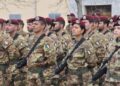 I Parà della Folgore trasformati in figuranti di un film. Più che svolta autoritaria, è farsa