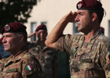 I Parà della Folgore trasformati in figuranti di un film. Più che svolta autoritaria, è farsa